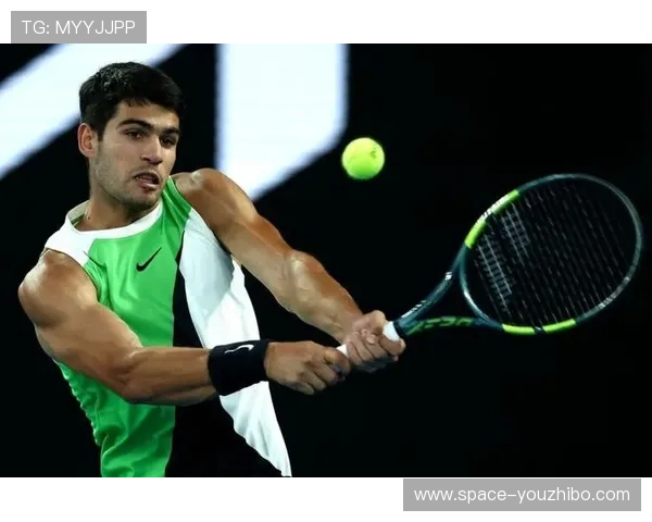 阿尔卡拉斯逆转德约科维奇首夺澳网冠军，成就最年轻全满贯